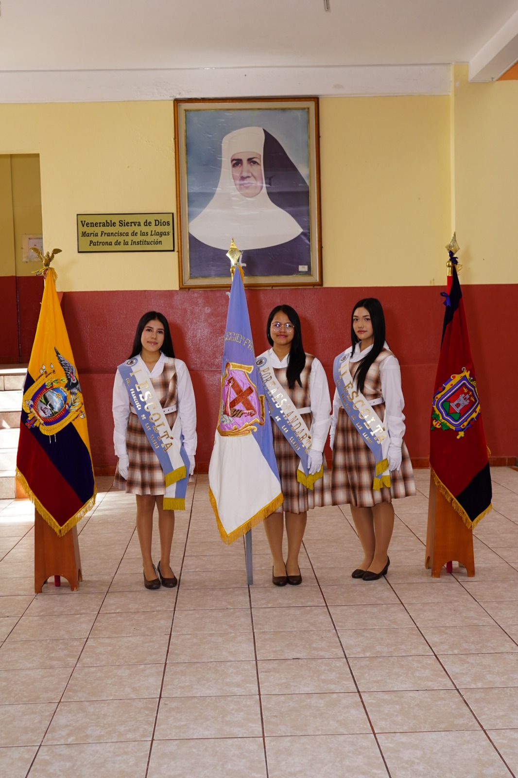 Portaestandarte y escoltas de la Institución